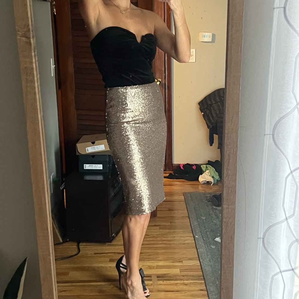 Elegant Sequin Pencil Skirt - Black and Gold